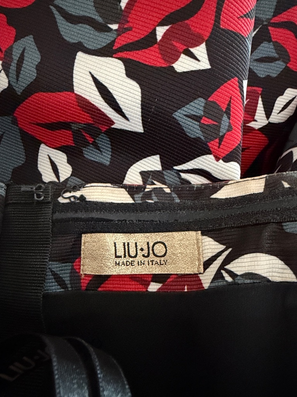 Rare Liu Jo Strapless Floral Fit-and-Flare Dress in Red, Black and White lips 👄 - Picture 7 of 7